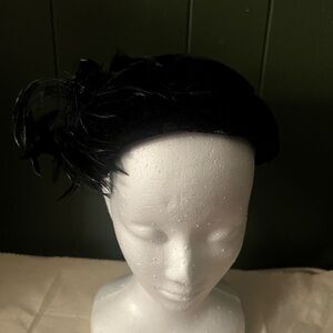 Elegant Vintage Black Hat with Feathers
